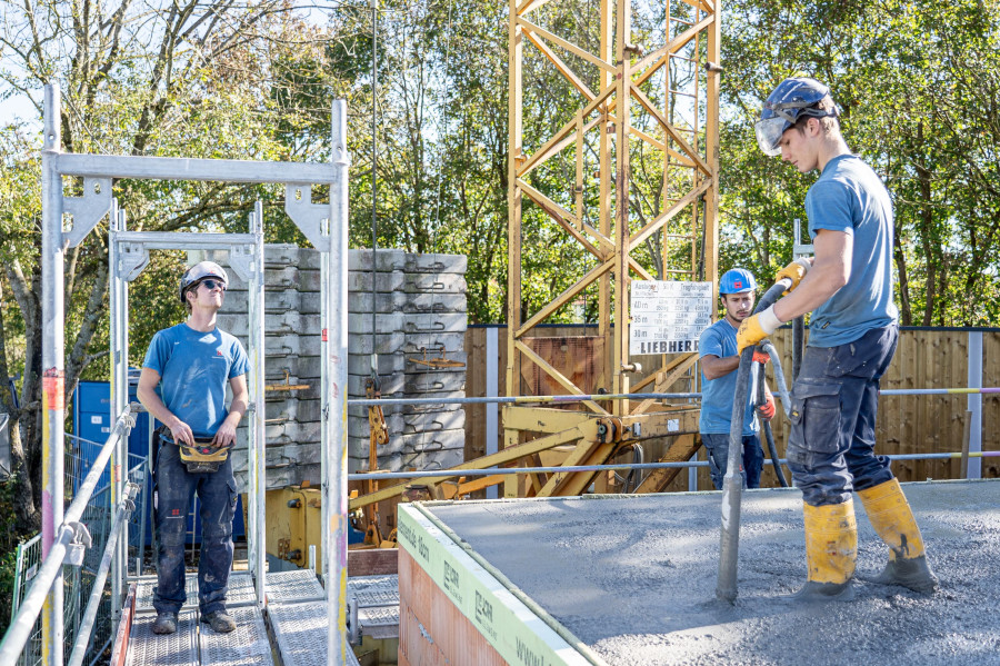 Azubis und Jung-Mitarbeiter von Hinterschwepfinger bauen Haus in Mehring-&Ouml;d