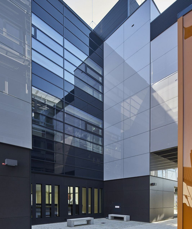 Spiegelnde Glasfl&auml;chen umspielen das Geb&auml;ude, weiten die Zwischenr&auml;ume und vermitteln Gro&szlig;stadtflair