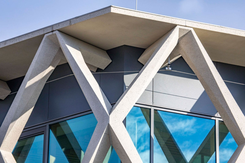 Die Fassade &ndash; eine Beton-Glas-Konstruktion &ndash; beeindruckt vor allem durch die rautenf&ouml;rmigen Elemente, die dem Unternehmenslogo nachempfunden sind. Von der Planung &uuml;ber deren Herstellung bis zur Montage war hier h&ouml;chste Pr&auml;zision gefordert.