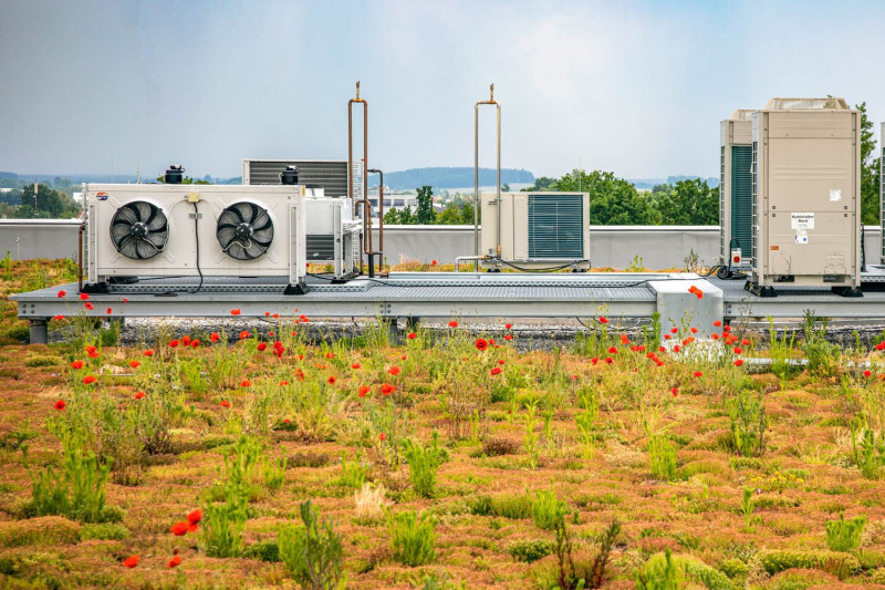 Begr&uuml;nte Dachfl&auml;che mit W&auml;rmepumpe