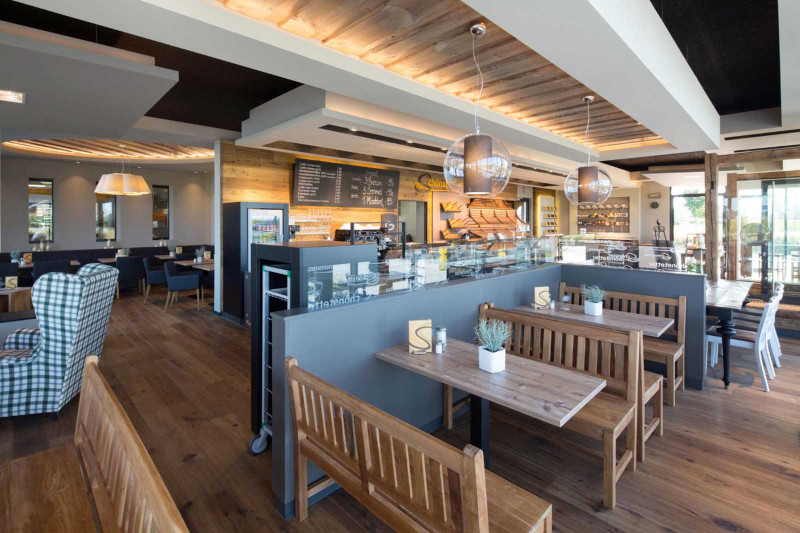 Holz und Naturstein im Verkaufsraum und im Restaurant stehen f&uuml;r Bodenst&auml;ndigkeit und gewachsene Werte