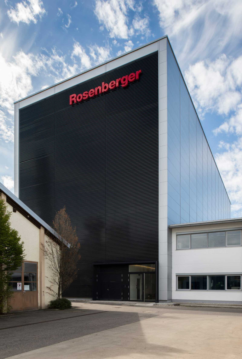 22 m hohes Hochregallager f&uuml;r Rosenberger mit Industrie-4.0-Technologie