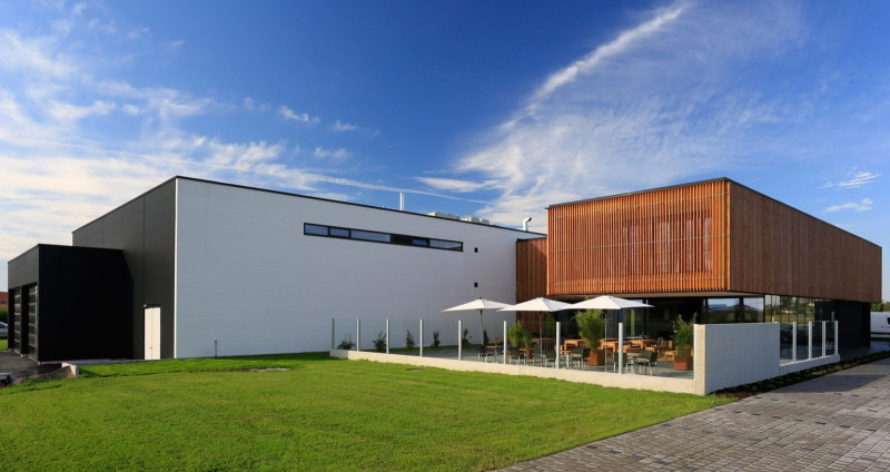 Der Neubau integriert perfekt Produktion, Warenlogistik und Caf&eacute;bereich