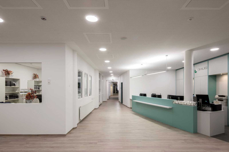 Durchg&auml;ngig stimmig nach der Neugestaltung sind der Empfangsbereich, die Backoffices, die Flure und Kundenbereiche