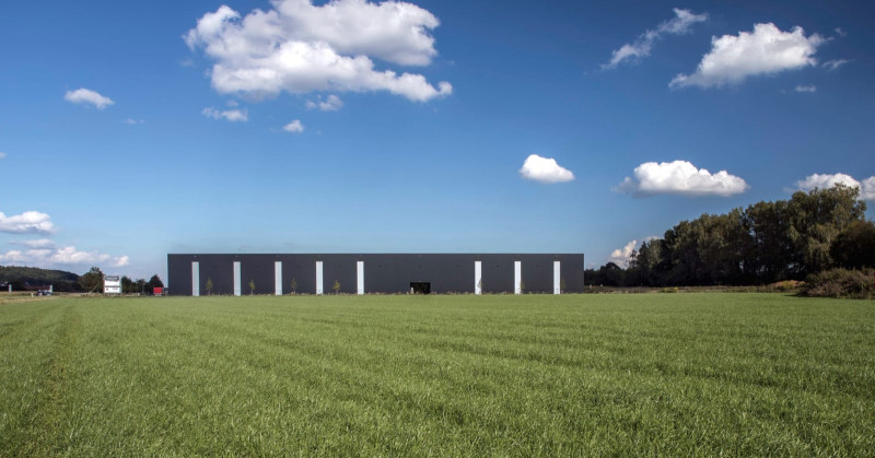 Perfekt in die Landschaft integriert zeigt sich das neue Vertriebszentrum