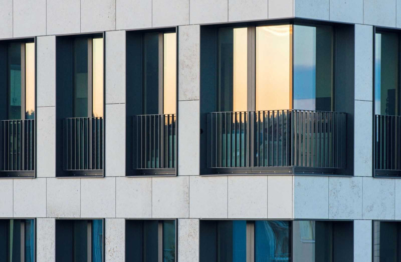 Optimale Tageslichtausbeute und effektiver Sonnenschutz durch Spezialverglasung