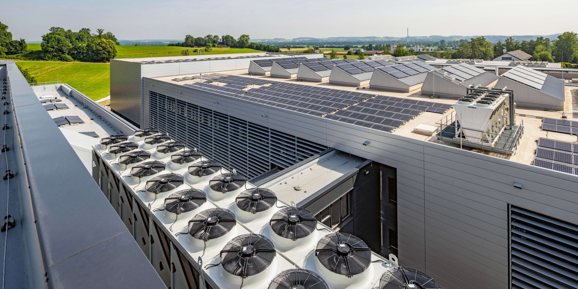 W&auml;rmepumpe, PV-Anlage, Produktionsgeb&auml;ude