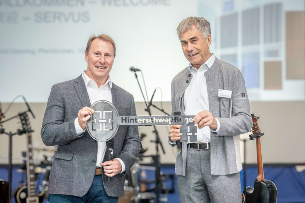 Josef Hinterschwepfinger (rechts) &uuml;berreicht den symbolischen Schl&uuml;ssel f&uuml;r den neuen Firmensitz an iTD-Gesch&auml;ftsf&uuml;hrer Quintin Potgieter.