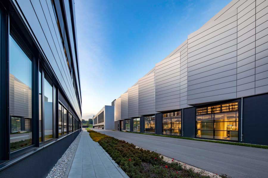 Industriebauten mit funktionaler und wertbeständiger Architektur. Hinterschwepfinger.