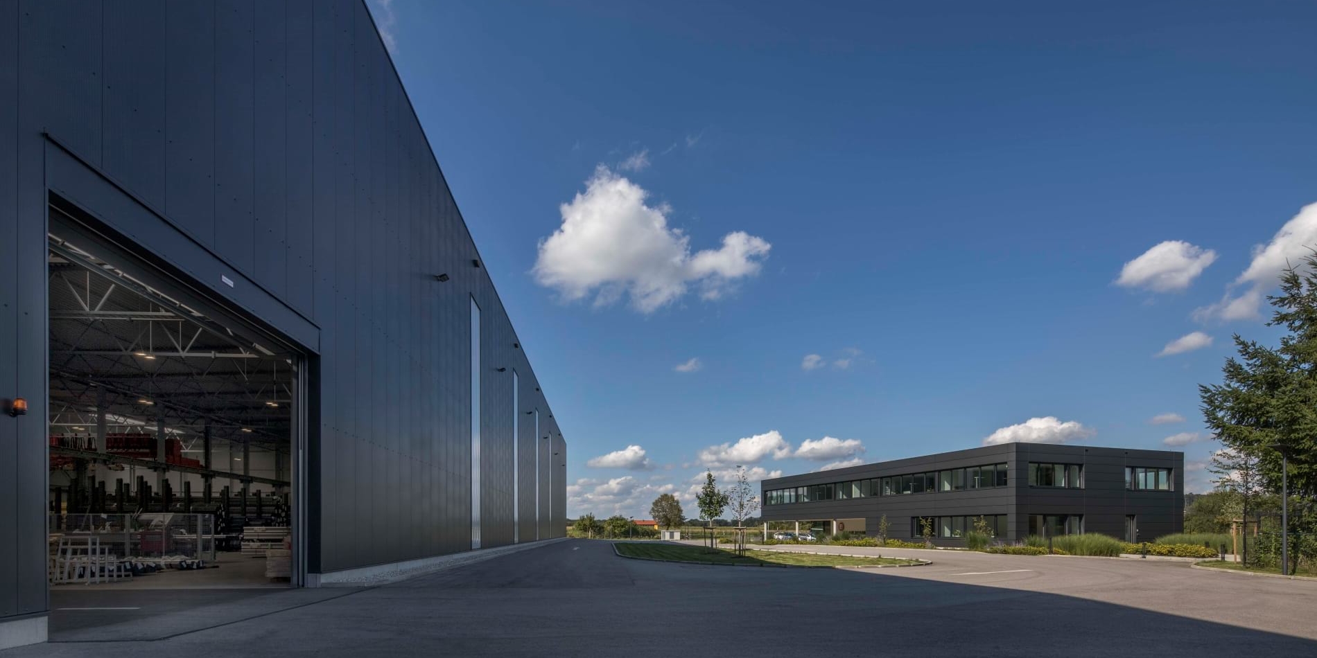 Standortplanung, Generalplanung und Neubau eines B&uuml;rogeb&auml;udes und eines Logistikzentrums