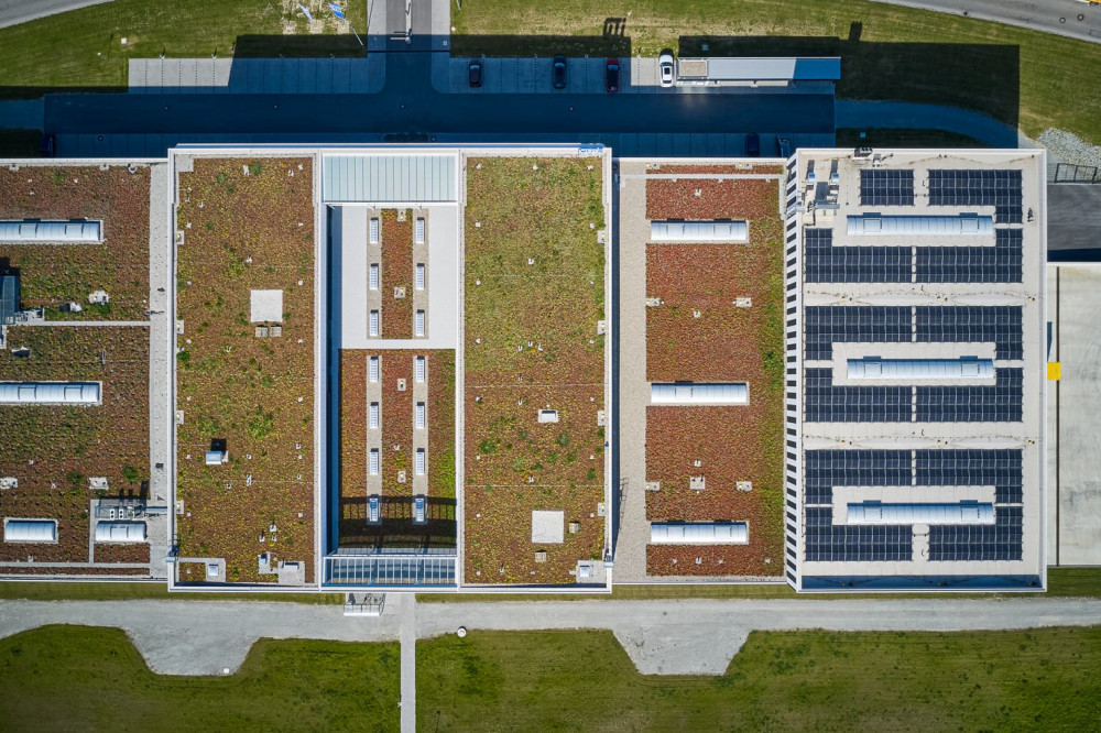 Dach-Begr&uuml;nung PV-Anlage