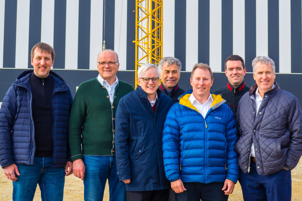 Feierten gemeinsam den Spatenstich f&uuml;r den neuen iTD-Firmensitz in Pfarrkirchen (von links): B&uuml;rgermeister Wolfgang Bei&szlig;mann, Eduard Rotter (iTD), Paul Brown (TouchPoint), Josef Hinterschwepfinger, Quintin Potgieter (iTD), Stefan Kaspar (Hinterschwepfinger) und Brian McNeill (TouchPoint). Foto: iTD